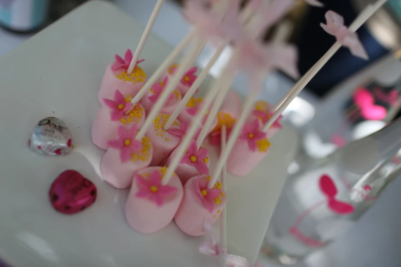 pink marshmallows are arranged with gold stars on top of the cake