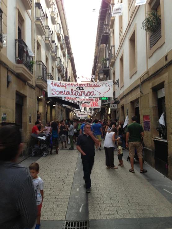 there is a sign that says we have no borders in front of this alley