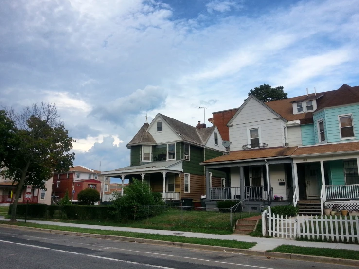 houses with multiple levels on their sides stand next to each other