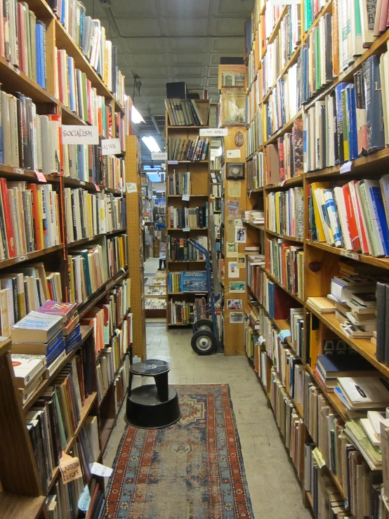 there are many books on this shelf in the room