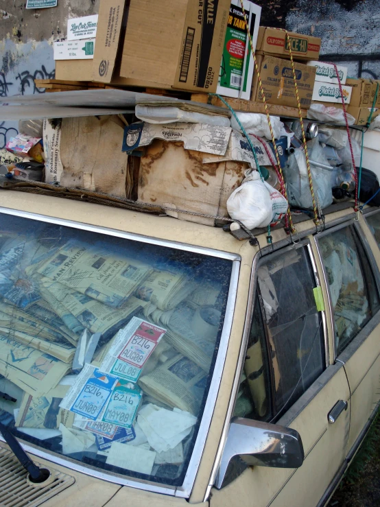 there are boxes and boxes stacked on top of a car