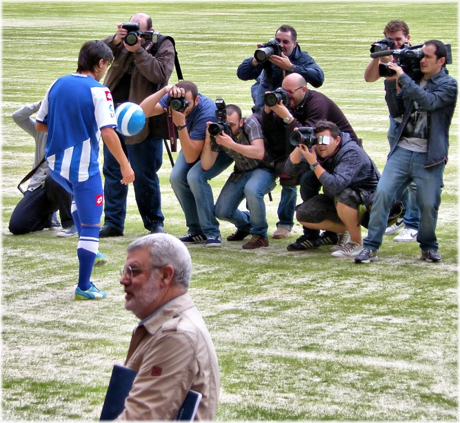 many people are taking pictures with cameras of the same event