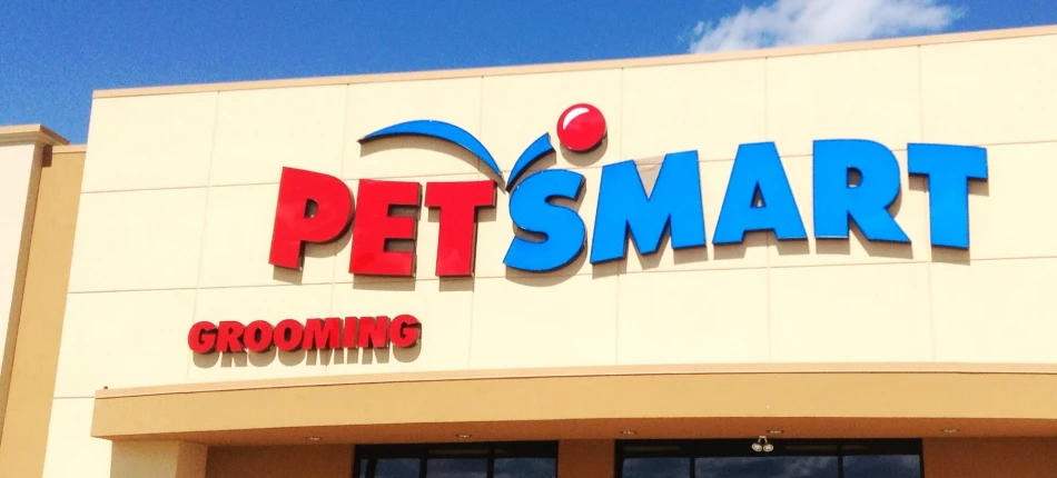 a pet smart store sign that is on the front of a building