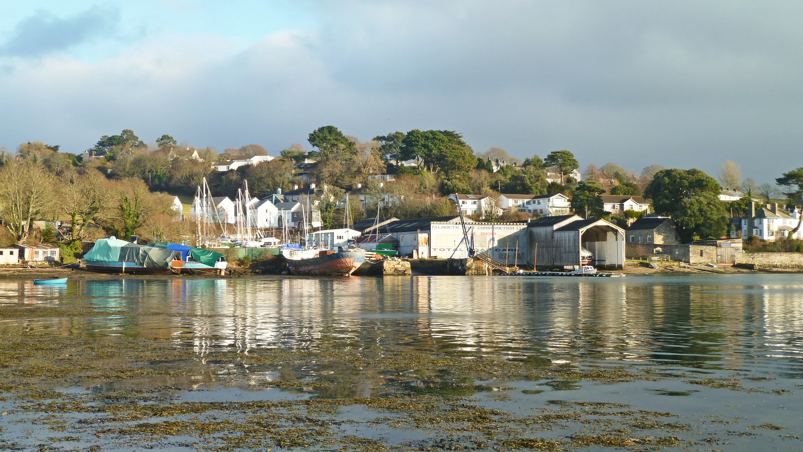 a lake surrounded by lots of houses and boats