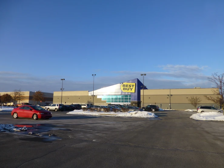 a car dealership with some cars parked outside in front of it