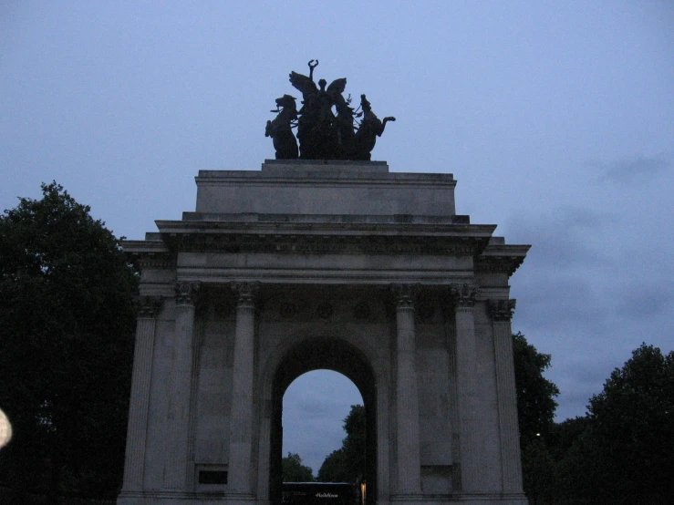 a very big pretty monument by a big pretty street