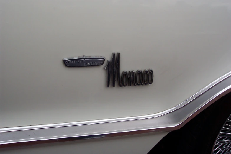 the name moteo is made up of letters in black and silver