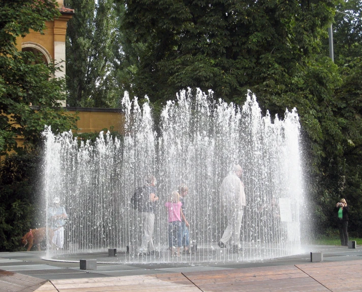 an enormous fountain in the park filled with water