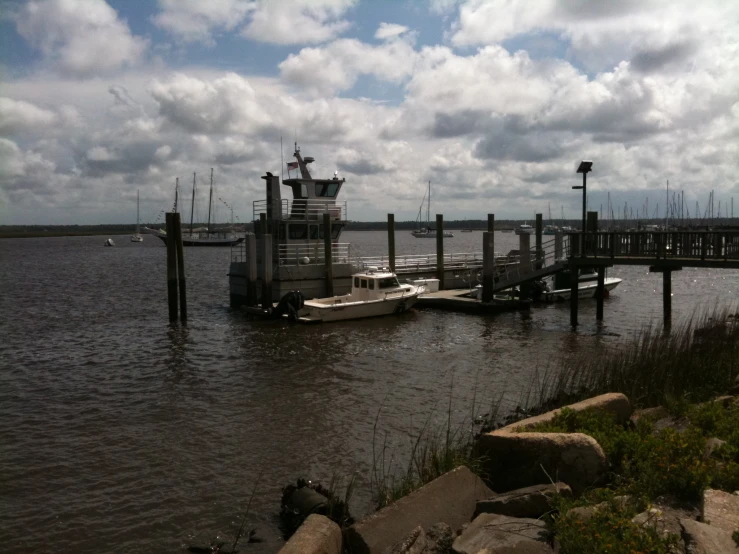 the ferry is docked at the dock along the river