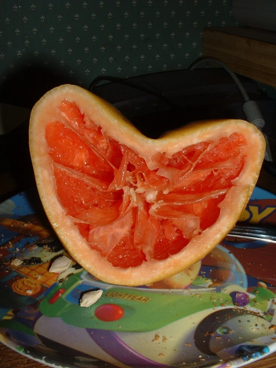 the sliced gfruit is placed on top of the plate