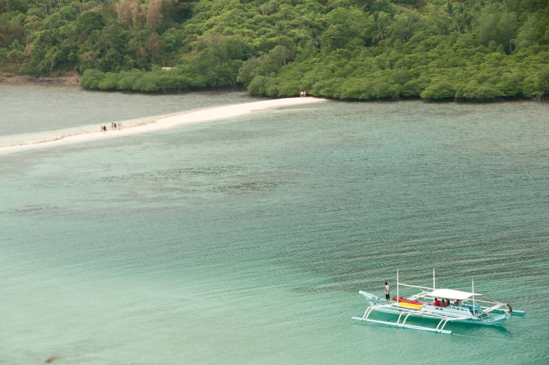 the boat is floating in the middle of the water