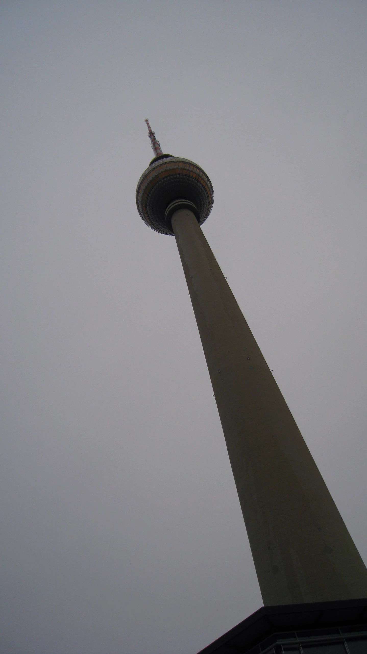 a very tall monument is in the middle of a cloudy sky