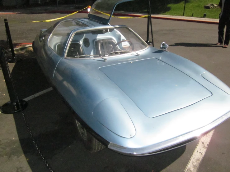 the classic sports car sits in the middle of the parking lot