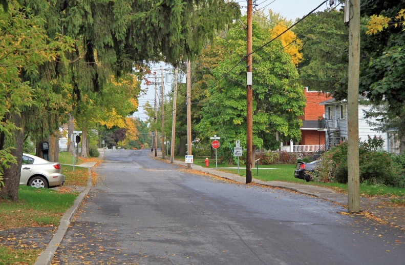 there is a view of an alley from outside