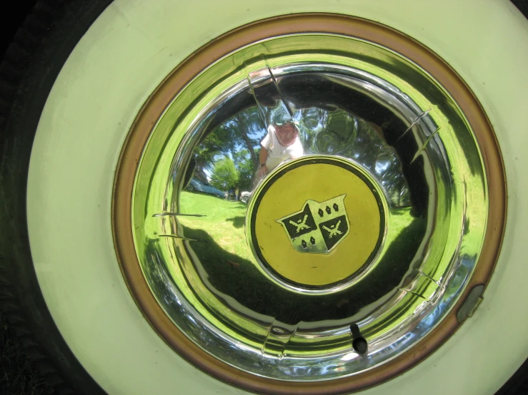 the reflection of the front wheel and the rear disc of the vehicle