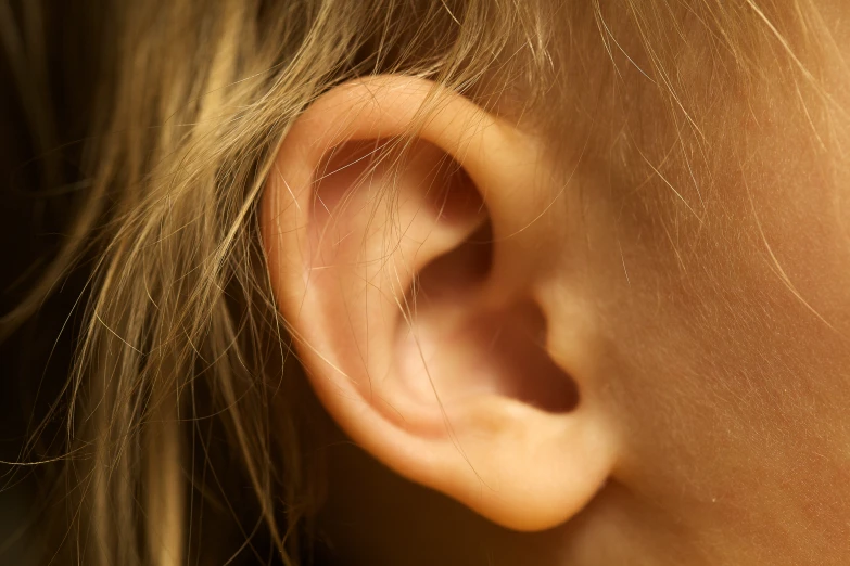 small white doted dotted line coming out of the back of a human ear