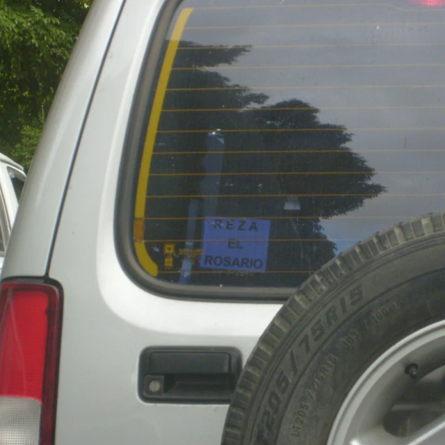 a sign is posted on the back window of a vehicle