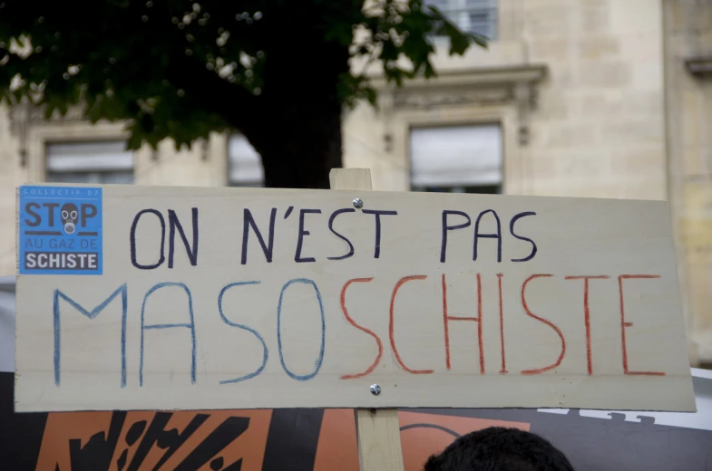 a sign stating on nest pas maso schese in french