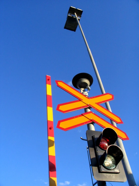 the stoplight at the intersection has multiple strips