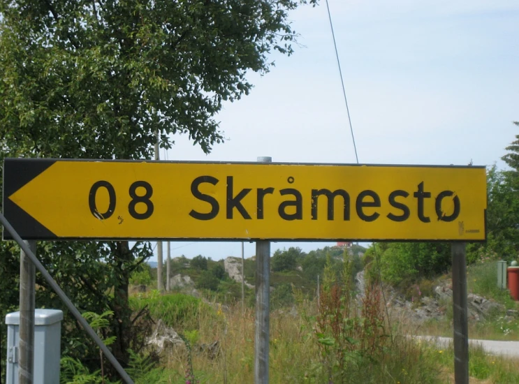 a yellow and black sign that says, 08 skaramesto