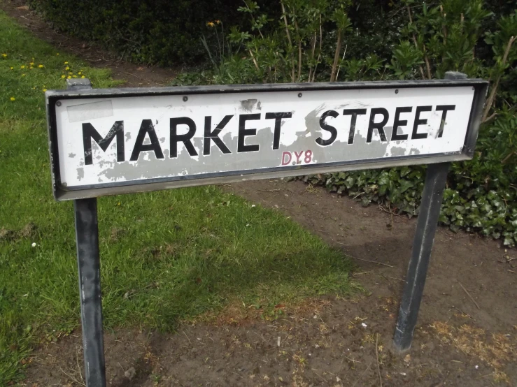 a market street sign is on a metal stake