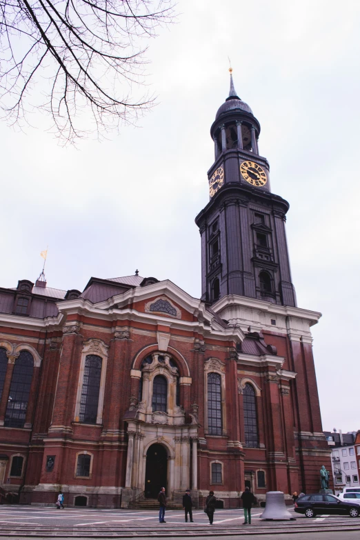 an image of a very large building in the daytime