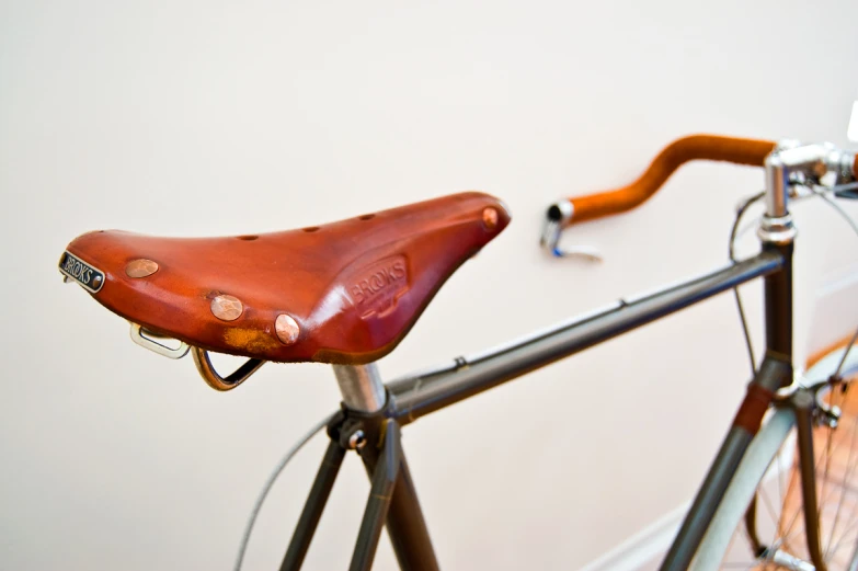 a close up view of a leather saddle on the front and back of a bicycle