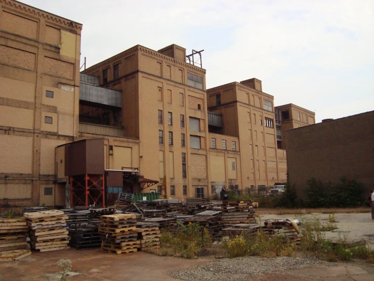 several buildings that are very large next to a building