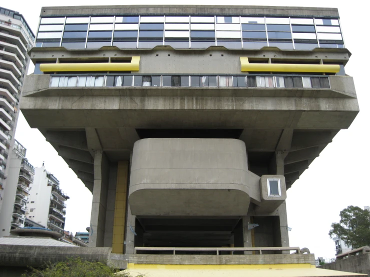 some sort of structure or building that is in between some buildings