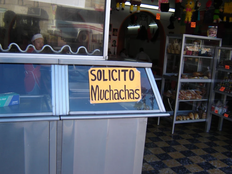 a sign on the window of a shop that says solcio muchach