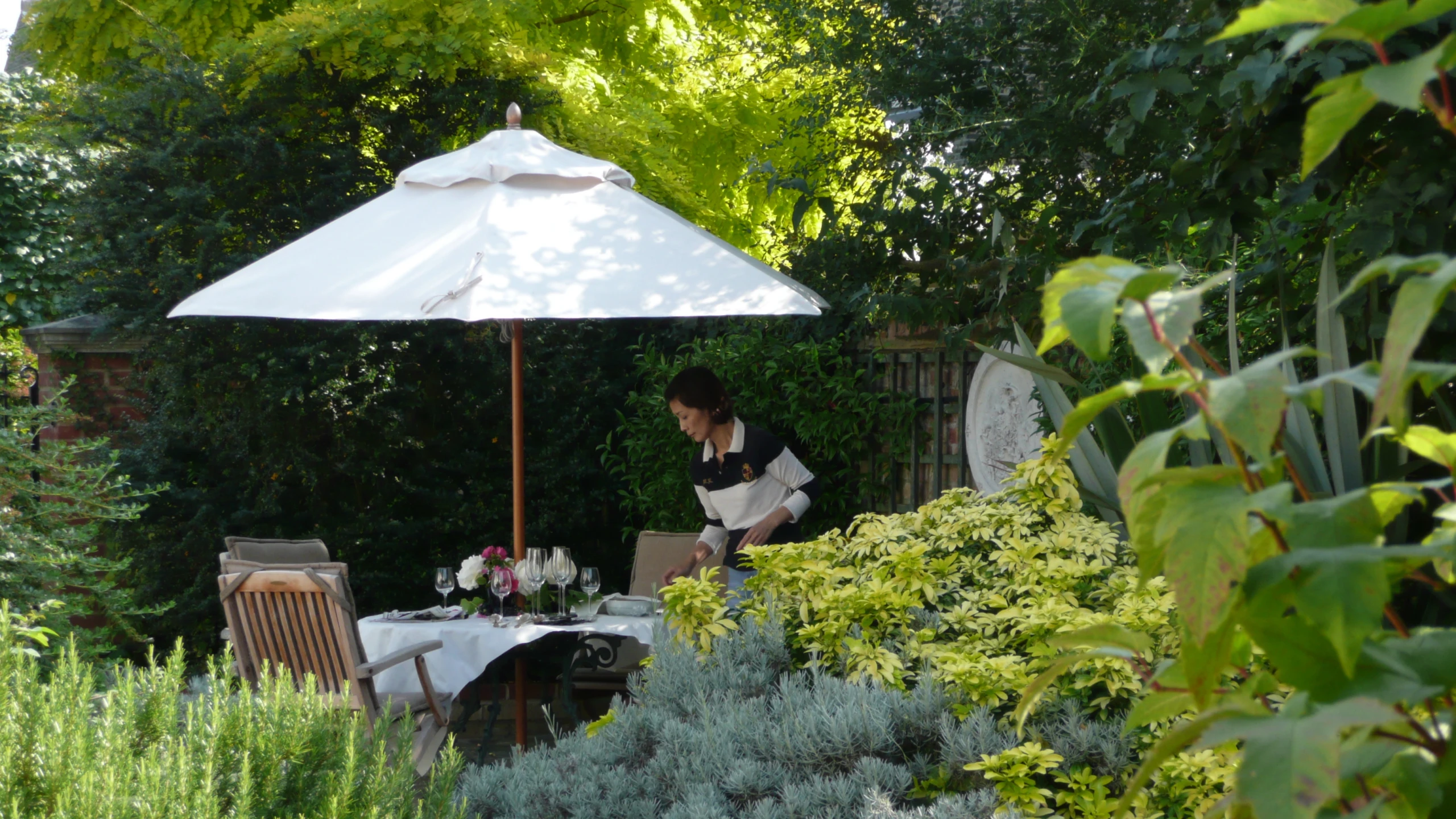 there is a woman standing near a table outdoors