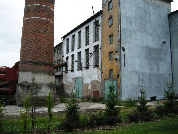 some old buildings with no one on them