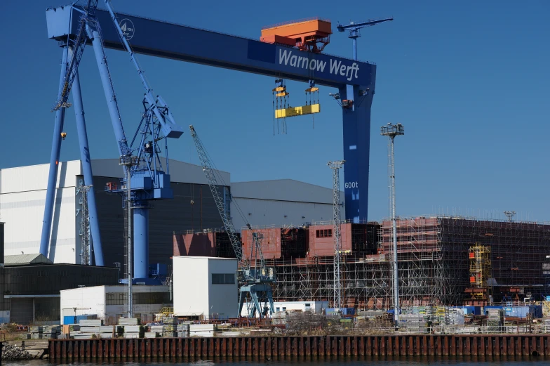 a crane that is holding some cars in it