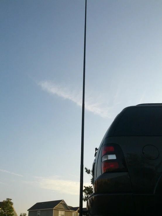 an antenna is installed to the side of a car