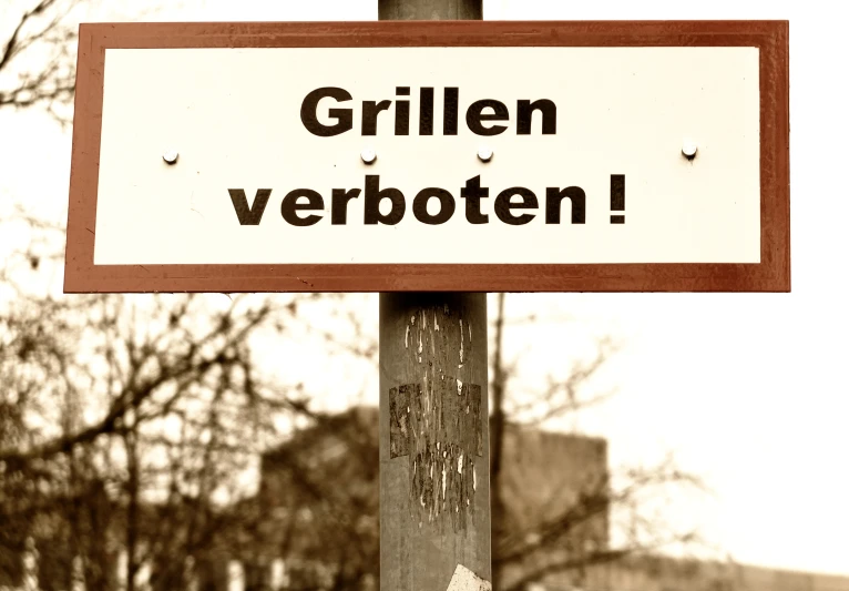 a sign that says grillen verbotten on it