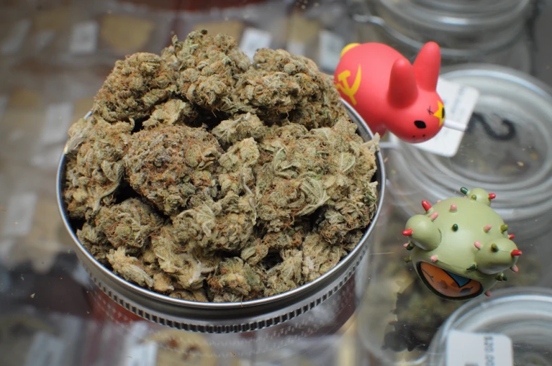 this is a tin full of weed and a toy red pig