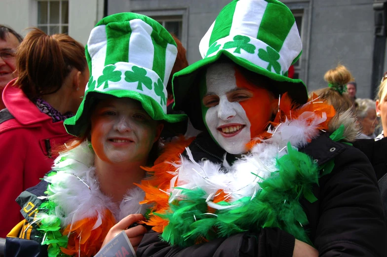 two women with green and white head coverings