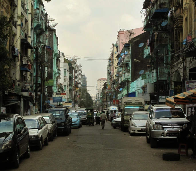 this is a city street filled with cars