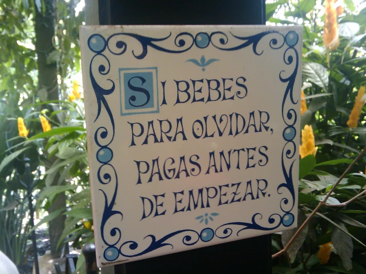 a sign reading, ibees para ouvidar pagas antes de empezar