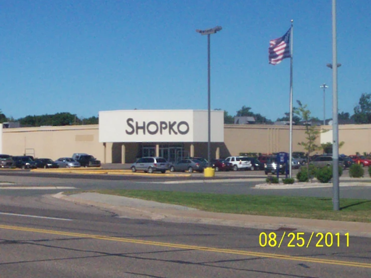 a shopping center with cars parked outside it