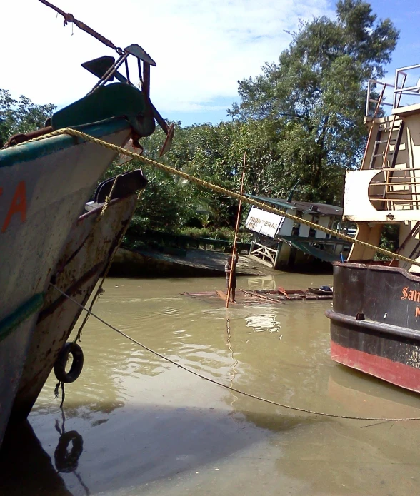 boats in the water docked with other ones and other items