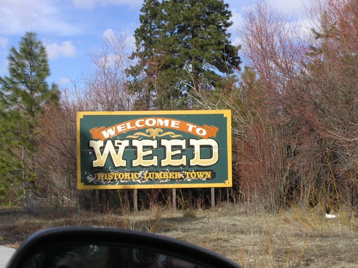 there is a welcome sign for the state to weed