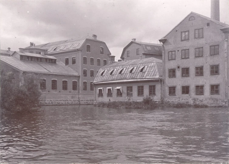 an old house that was flooded off the side of the street