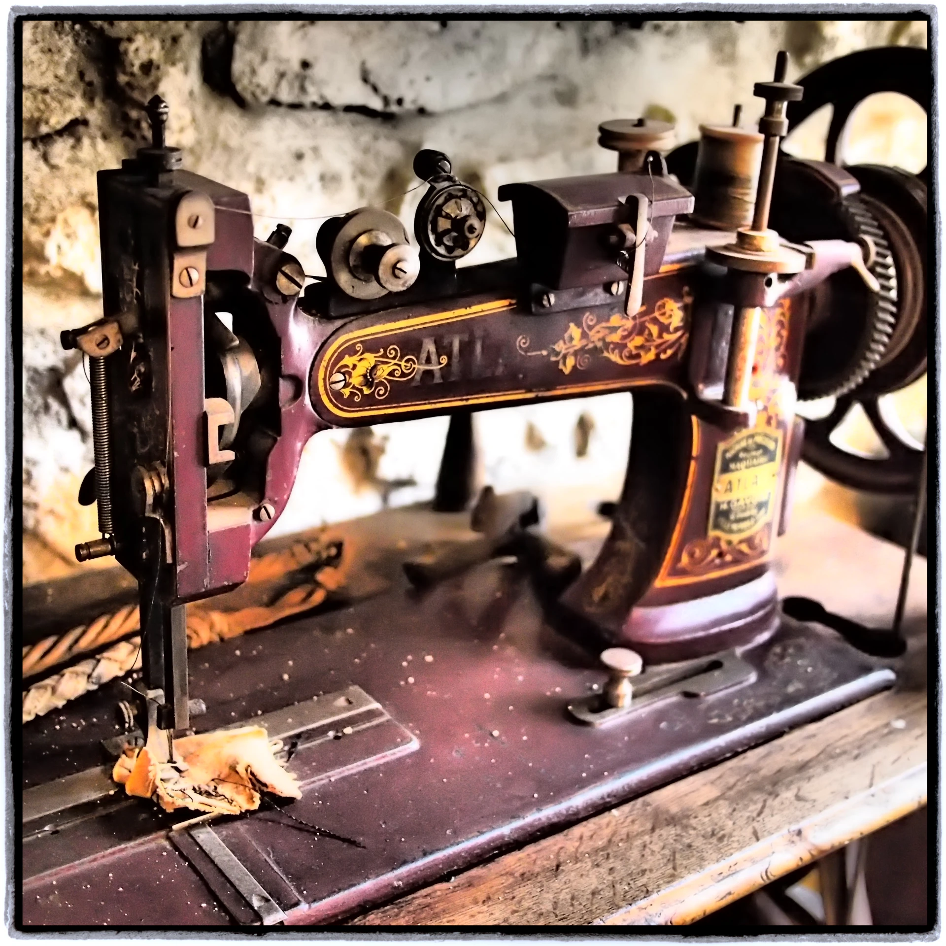 an old sewing machine sitting on top of a wooden table