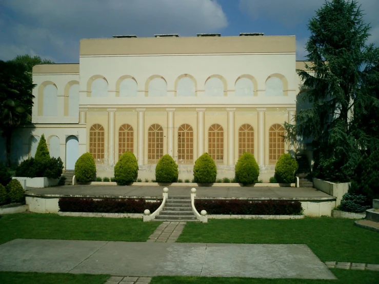 there is a large house that has several arches