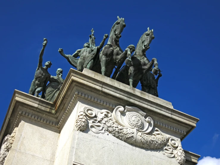 the sculptures of horses and riders stand on top of the pedestals