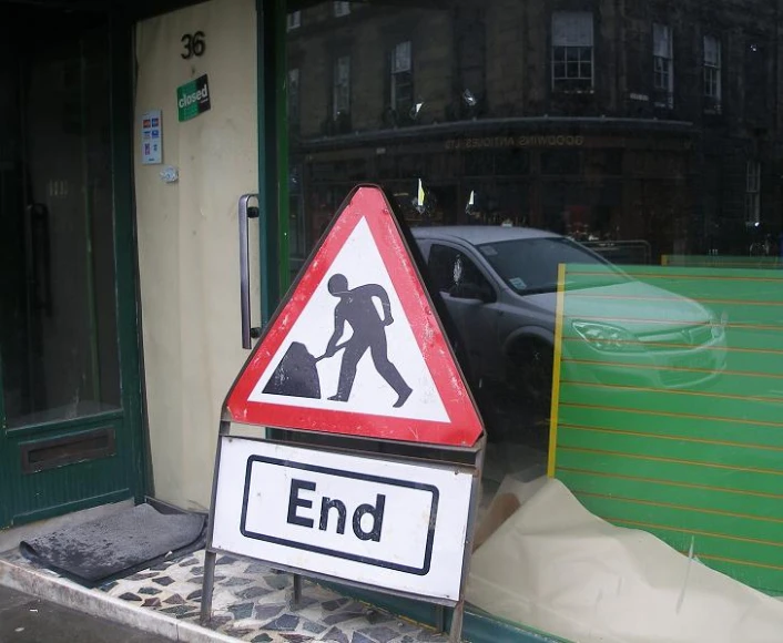 a road construction sign that says end on it's front