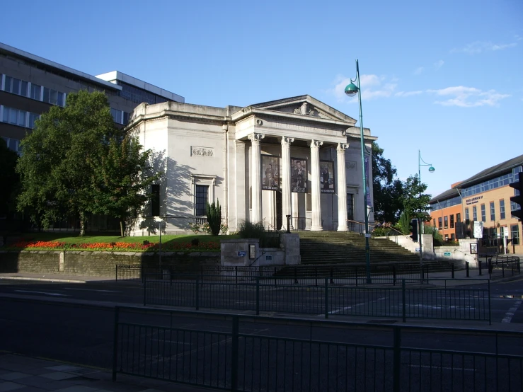 a building with many pillars on it