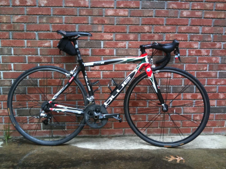 a bike leans against a wall on the sidewalk