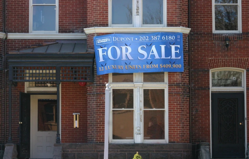 a house for sale with no sign hanging in front